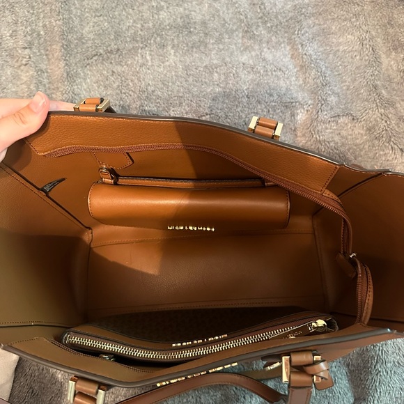 Michael Kors tote bag with Crossbody strap. - Picture 2 of 2